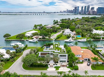 Bay Point atrae compradores de lujo por su acceso restringido, sus calles privadas y sus vistas al mar en una zona exclusiva de Miami