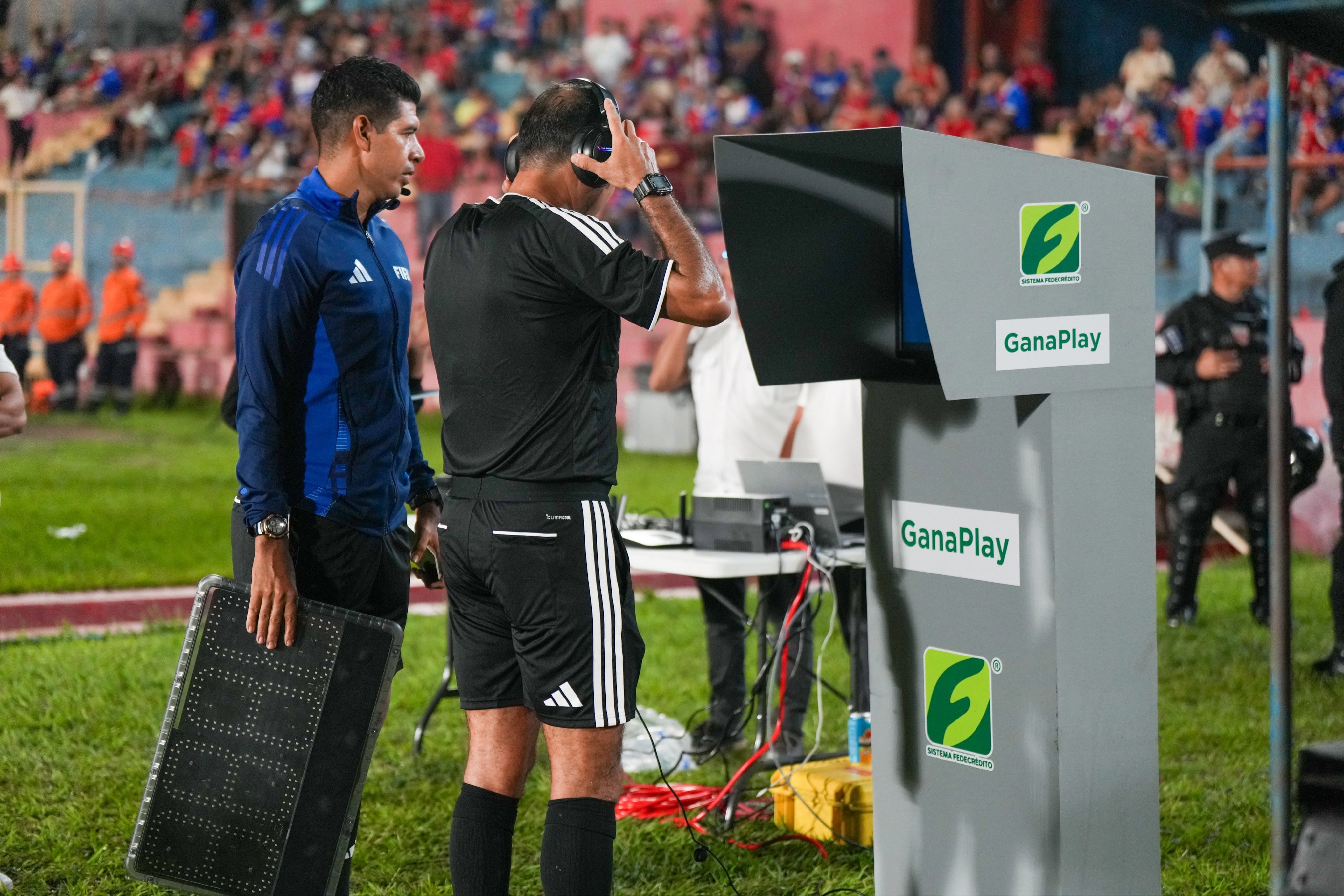 El juego de inauguración entre CD FAS vs CD Mpal. Limeño contó con el apoyo del FVS (Football Video Support), con ello inicia una nueva etapa en la profesionalización y apoyo del arbitraje salvadoreño (Cortesía: Fesfut).