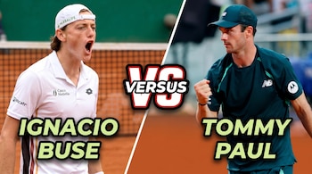 Imagen dividida con el tenista Ignacio Buse a la izquierda, gritando, y Tommy Paul a la derecha, con el puño cerrado. Ambos en cancha de arcilla.