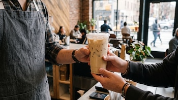 Una popular cadena de cafeterías enfrenta una demanda por vender bebidas “Sugar-Free” que contienen hasta 21 gramos de azúcar