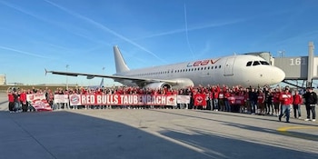Un grupo de hinchas del Bayern Múnich alquiló un avión privado para viajar juntos a Madrid y su historia se hizo viral (Facebook/Red Bull Taubenbach)