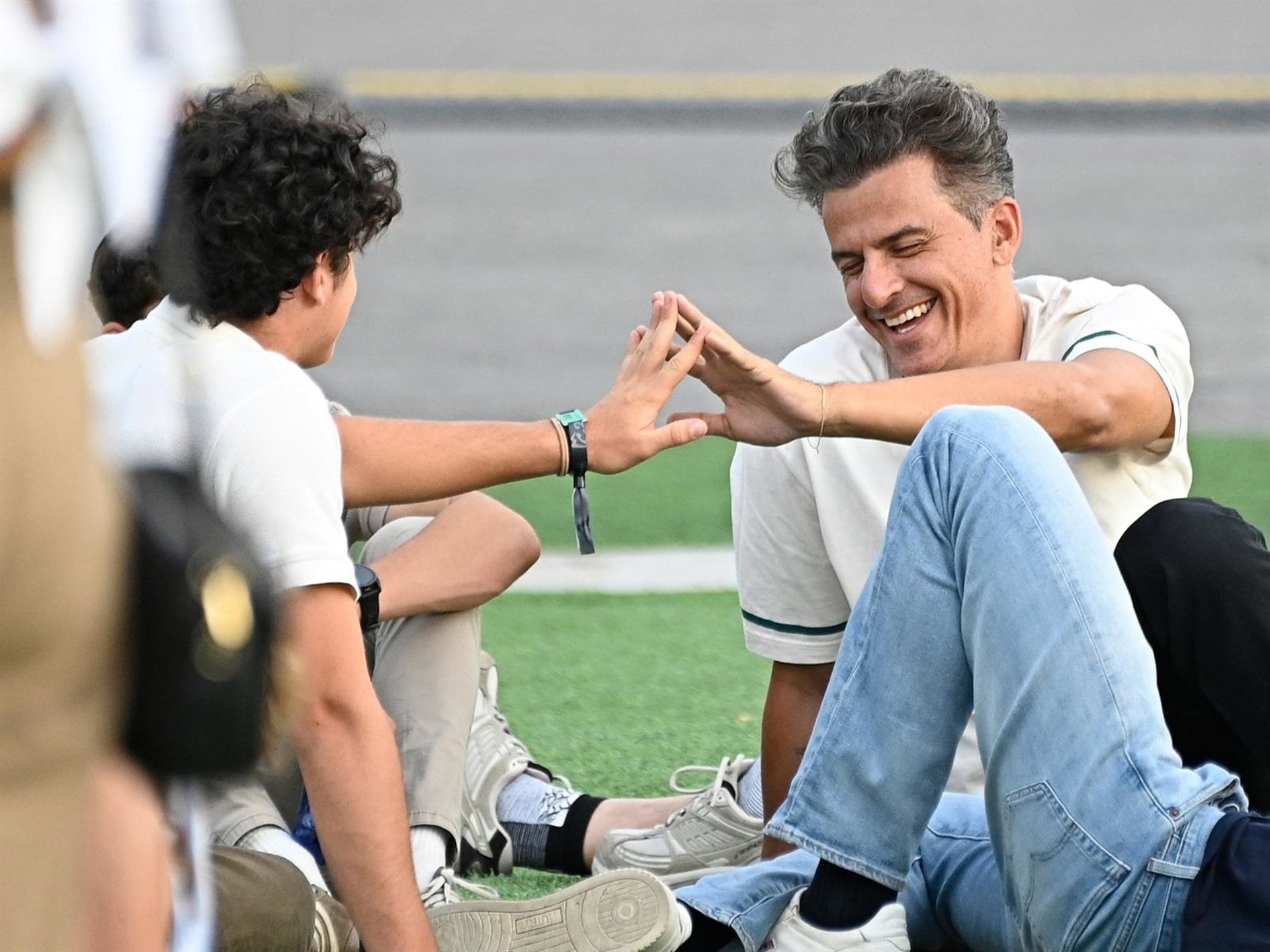 12/08/2026 Orson Salazar recupera la sonrisa junto a su hijo tras meses marcados por su separación de Paz Vega y sus deudas.
Después de meses marcados por su separación de Paz Vega y por las informaciones relacionadas con su situación económica y sus problemas con Hacienda, Orson Salazar parece haber encontrado un respiro en uno de los apoyos más importantes de su vida: su hijo mayor. El empresario venezolano ha sido fotografiado disfrutando de un concierto al aire libre junto a Orson Salazar Vega, dejando al descubierto la excelente relación paterno-filial que mantienen.
EUROPA ESPAÑA SOCIEDAD