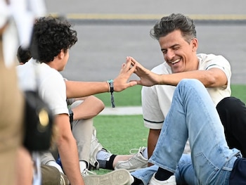 12/08/2026 Orson Salazar recupera la sonrisa junto a su hijo tras meses marcados por su separación de Paz Vega y sus deudas.
Después de meses marcados por su separación de Paz Vega y por las informaciones relacionadas con su situación económica y sus problemas con Hacienda, Orson Salazar parece haber encontrado un respiro en uno de los apoyos más importantes de su vida: su hijo mayor. El empresario venezolano ha sido fotografiado disfrutando de un concierto al aire libre junto a Orson Salazar Vega, dejando al descubierto la excelente relación paterno-filial que mantienen.
EUROPA ESPAÑA SOCIEDAD
