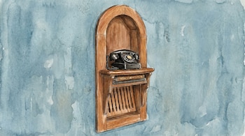 Ilustración en acuarela y líneas finas de un teléfono de disco negro dentro de un nicho de madera marrón en una pared azul viejo, con libros y plumas abajo.