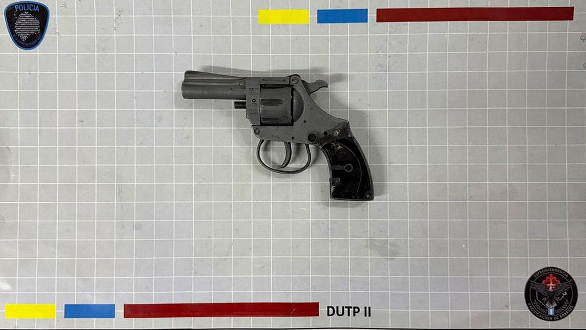 El revólver calibre .22 que encontraron dentro del morral
