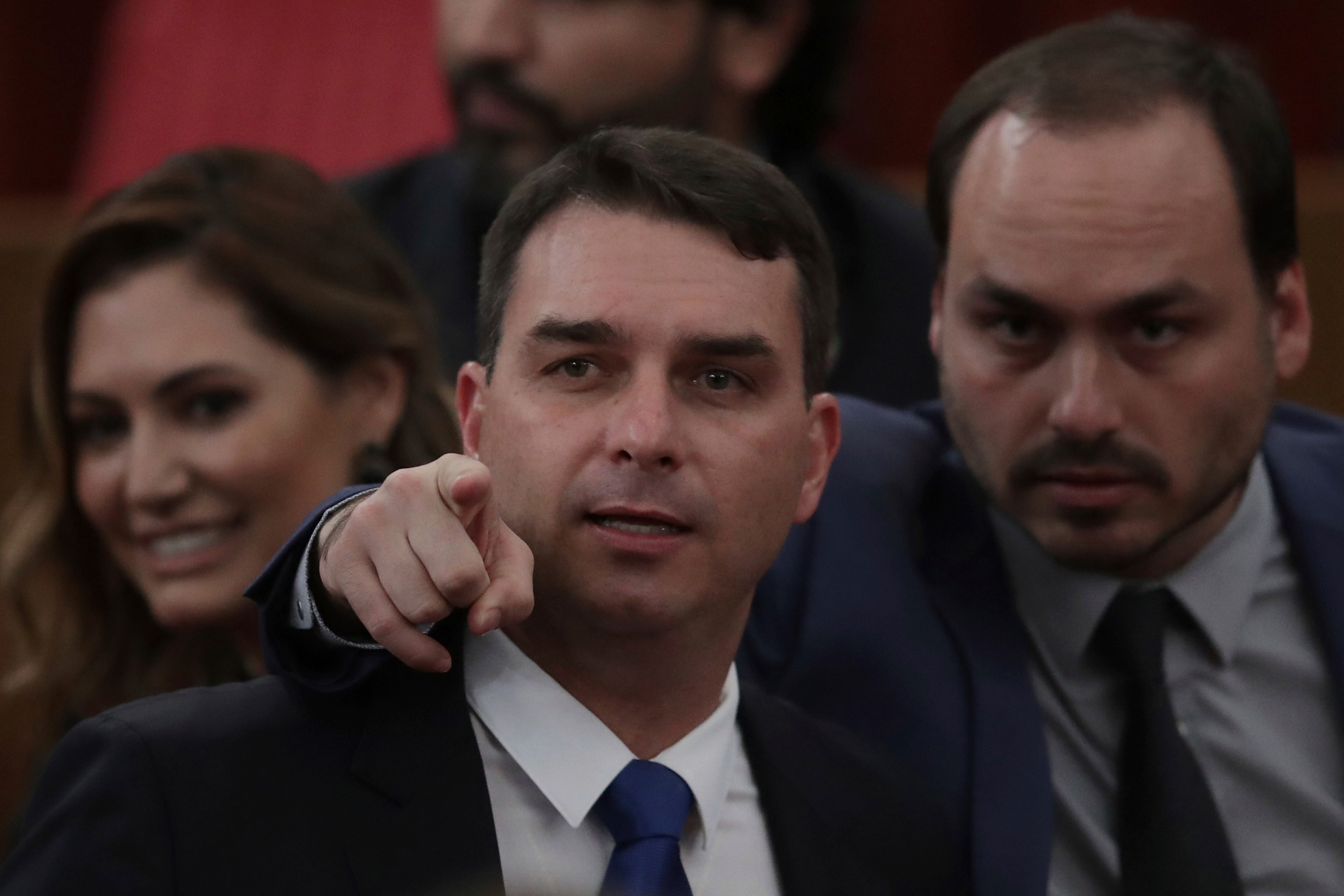 Carlos y Flavio Bolsonaro, hijos del ex presidente brasileño (AP Foto/Eraldo Peres, archivo)