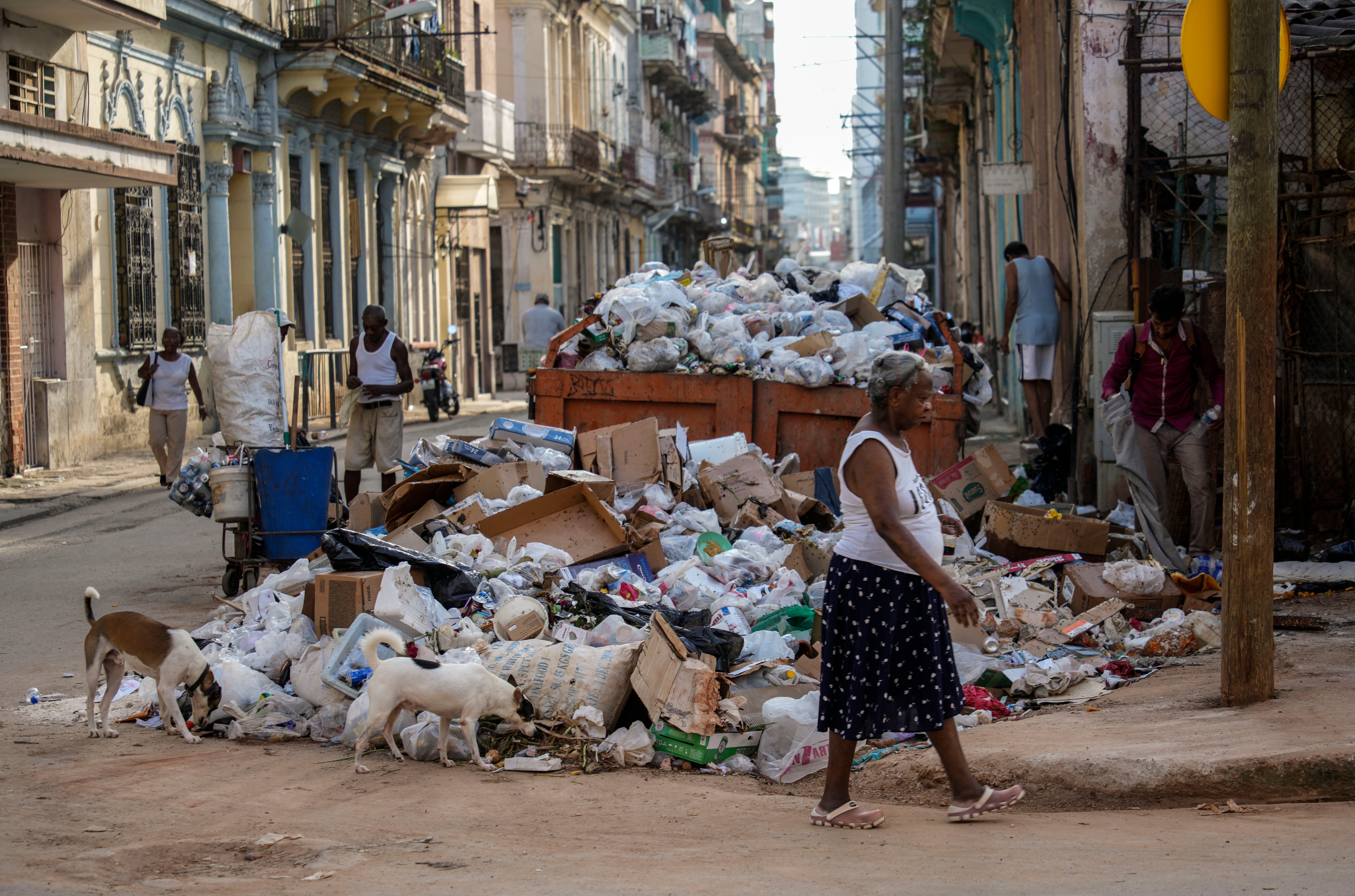 La basura se acumula en una esquina de La Habana, Cuba (Foto AP/Ramón Espinosa/Archivo)
