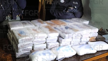 Detienen a cinco personas con armas y paquetes de cocaína durante cateos en la alcaldía Miguel Hidalgo, CDMX