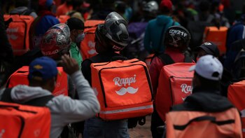 Bajo estas condiciones continúan vinculados