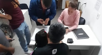 El hombre quedó demorado, luego de que lo localizaran junto a la menor en la Términal de Ómnibus de Resistencia (Gentileza: Diario Norte)