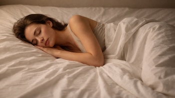 Dormir con o sin almohada: qué recomiendan los especialistas para cuidar la salud ocular y evitar dolores cervicales