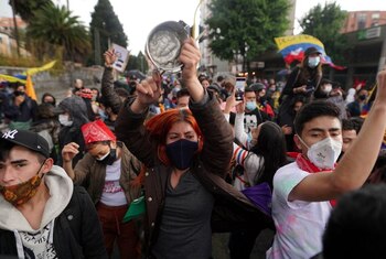 Manifestantes participan en una protesta contra la pobreza y la violencia de la policía, en Bogotá, Colombia. 4 de mayo, 2021. REUTERS/Nathalia Angarita NO DISPONIBLE PARA REVENTA. NO DISPONIBLE PARA ARCHIVO.