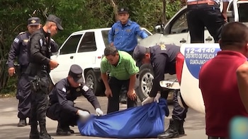 “Ella iba por nuestro alimento”: El dolor de un viudo tras perder a su esposa en una carretera de El Salvador