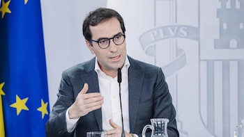 El Gobierno prevé cumplir con las reglas fiscales europeas en 2026, pero gastará más del objetivo inicial