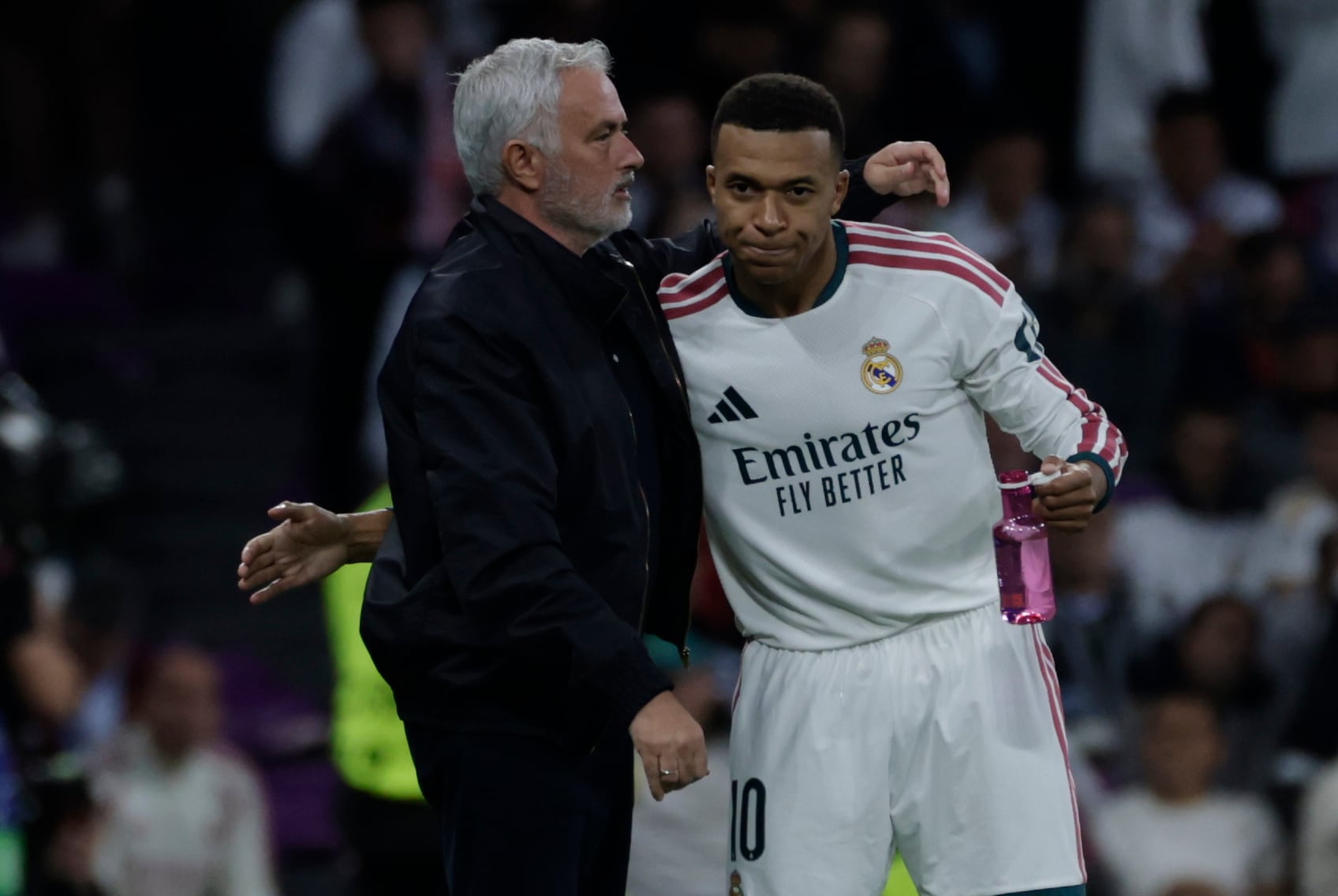 El entrenador del Real Madrid, Jose Mourinho, felicita a Kylian Mbappé (d) al ser sustituido durante el partido de la Liga de Campeones que Real Madrid y RB Leipzig disputaron en el Santiago Bernabéu. EFE/Juanjo Martín