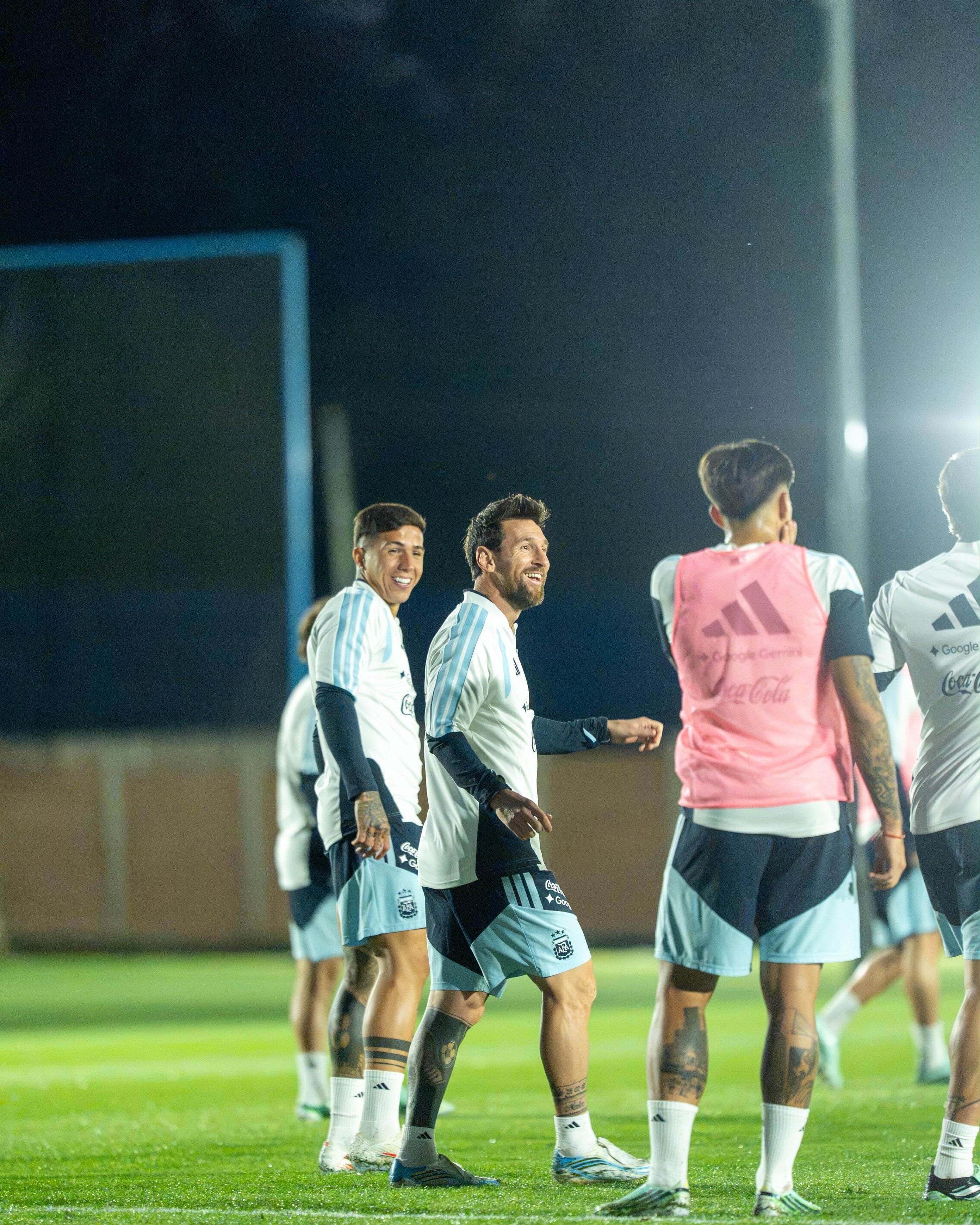 Lionel Messi sonríe junto a Enzo Fernández durante su último entrenamiento con la selección argentina, en el predio de Ezeiza (@leomessi)