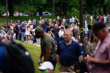 Cientos de personas hacen cola fuera de un Centro de Carreras de Kentucky con la esperanza de encontrar ayuda con su solicitud de desempleo en Fráncfort, Kentucky, Estados Unidos. 18 de junio, 2020. REUTERS/Bryan Woolston/Archivo
