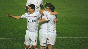 Los futbolistas de Estudiantes celebran