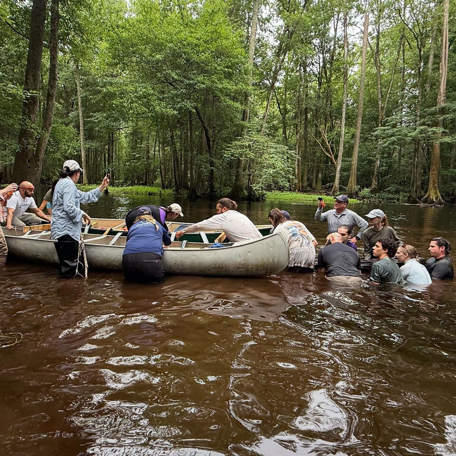 Los cauces fluviales no solo fueron rutas de transporte: también sostuvieron estructuras sociales y espirituales en comunidades indígenas de la llanura costera (Pam Cashwell, secretaria de recursos naturales y culturales de Carolina del Norte)