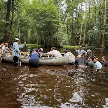 La misteriosa canoa flotante encontrada en Carolina del Norte y el secreto que guarda el río