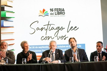 Cinco hombres sentados a una mesa con micrófonos ante una pantalla con el logotipo de la 16ª Feria del Libro de Santiago del Estero