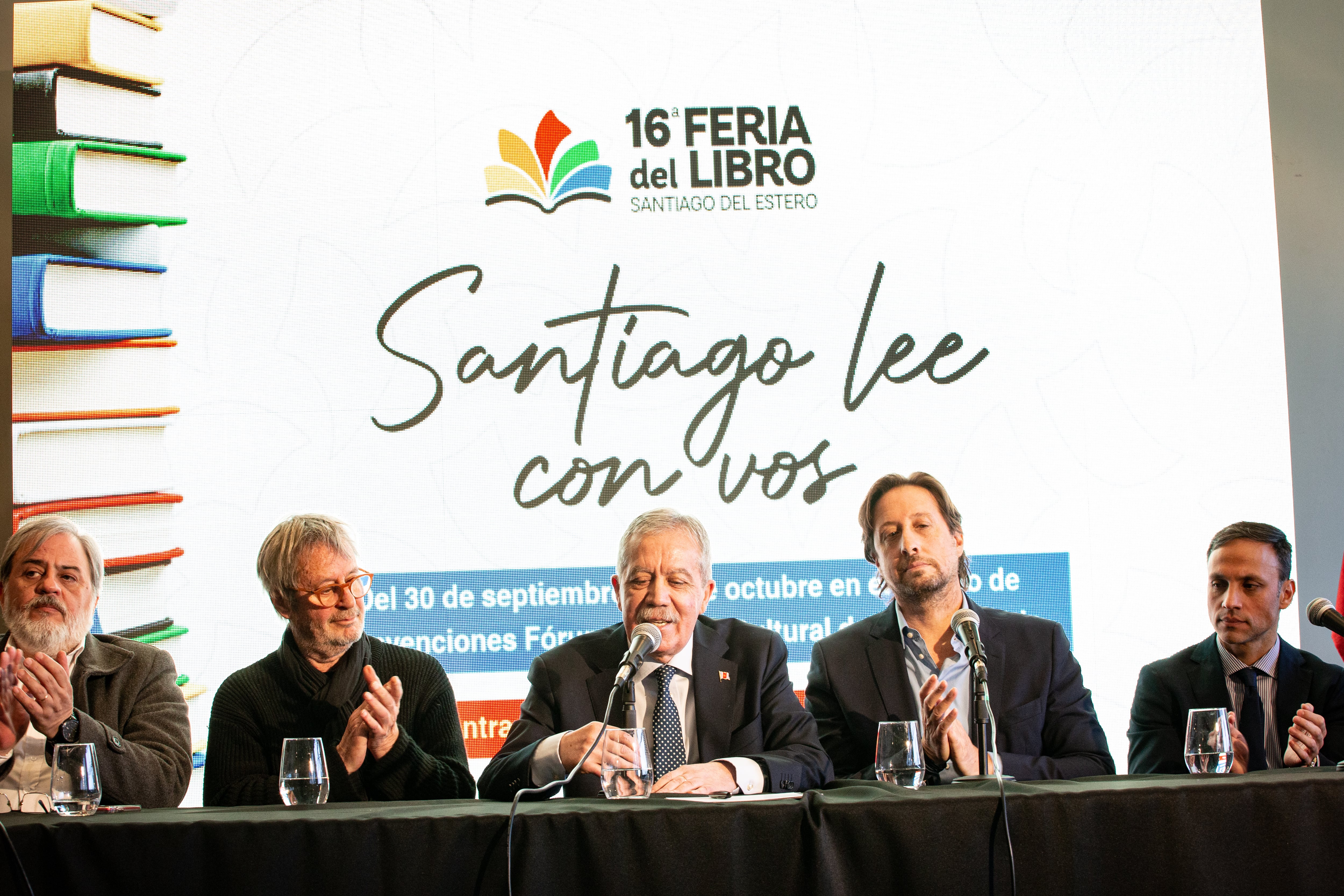 El gobernador Elías Suárez encabeza la presentación de la Feria del Libro de Santiago del Estero junto a Federico Jeanmaire, Juan Leguizamón, Christian Rainone y Víctor Araujo.