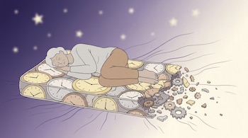 Ilustración plana de una adulta mayor durmiendo de lado sobre un colchón con diseños de relojes, el cual se desintegra en la parte inferior. El fondo es un degradado violeta con estrellas borrosas.