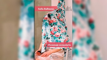 Silueta de persona cubierta por tela floral blanca, rosa y turquesa. La mano izquierda sostiene un objeto negro. Textos: Sofía Balbuena, Personaje secundario