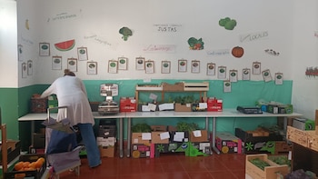 Cuando la presión inmobiliaria arrasa con el comercio tradicional: la cooperativa Ecosol afronta su desahucio en Madrid tras casi 30 años de historia