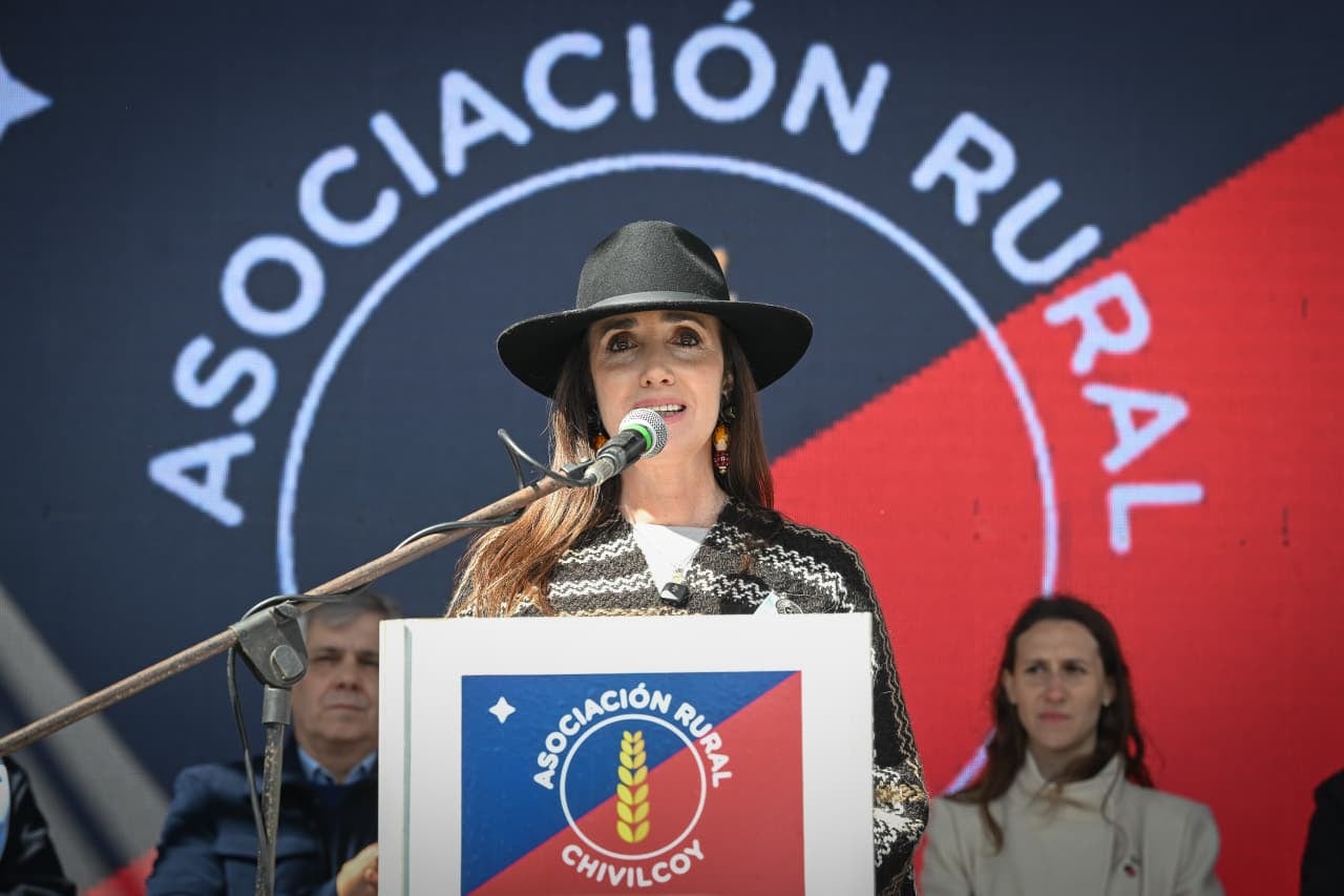 Victoria Villarruel encabezó la inauguración del acto en la Asociación Rural de Chivilcoy