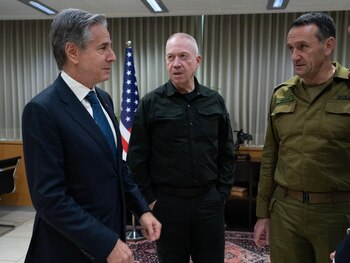 Blinken se reunió también con el ministro de Defensa israelí, Yoav Gallant, con quien habló “sobre los esfuerzos en curso para evitar una mayor agresión regional por parte de Irán (EFE/Ministerio Defensa Israel)