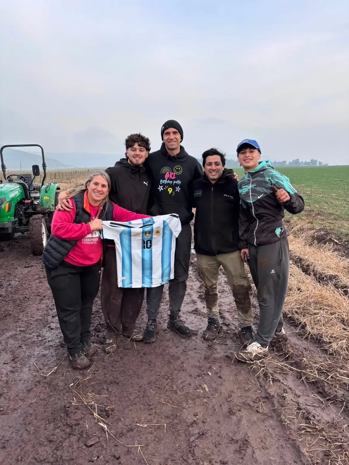 Dibu Martínez se sacó una foto con los vecinos de Sierra de los Padres que lo ayudaron a sacar su camioneta del barro (Instagram @info7600.mdp)