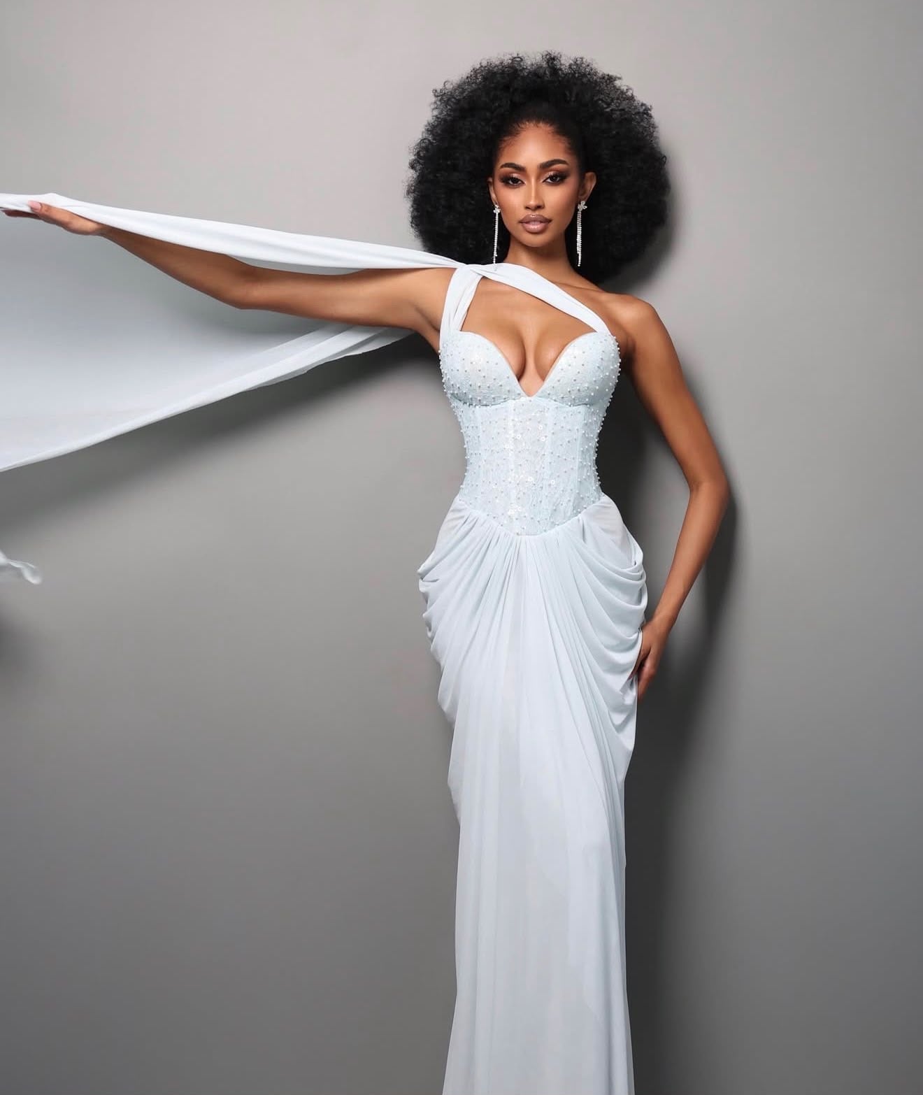 El fotógrafo Fadil Berisha retrató a la candidata nicaragüense con un diseño blanco de corsé estructurado y escote pronunciado. (Foto: redes de Jasmine Blandford)
