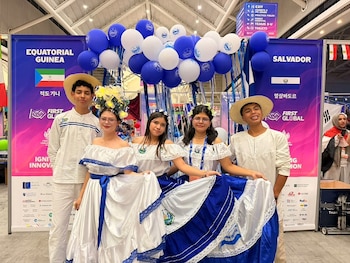 Integrantes de las delegaciones de Guinea Ecuatorial y El Salvador poaron con trajes tradicionales durante el FIRST Global Challenge (Cortesia: Fusalmo).