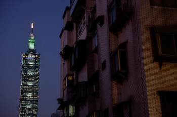 Dentro del Taipei 101, una esfera suspendida sorprende al mundo reduciendo significativamente el balance del rascacielos, ofreciendo una lección de resiliencia arquitectónica (REUTERS/Ann Wang)