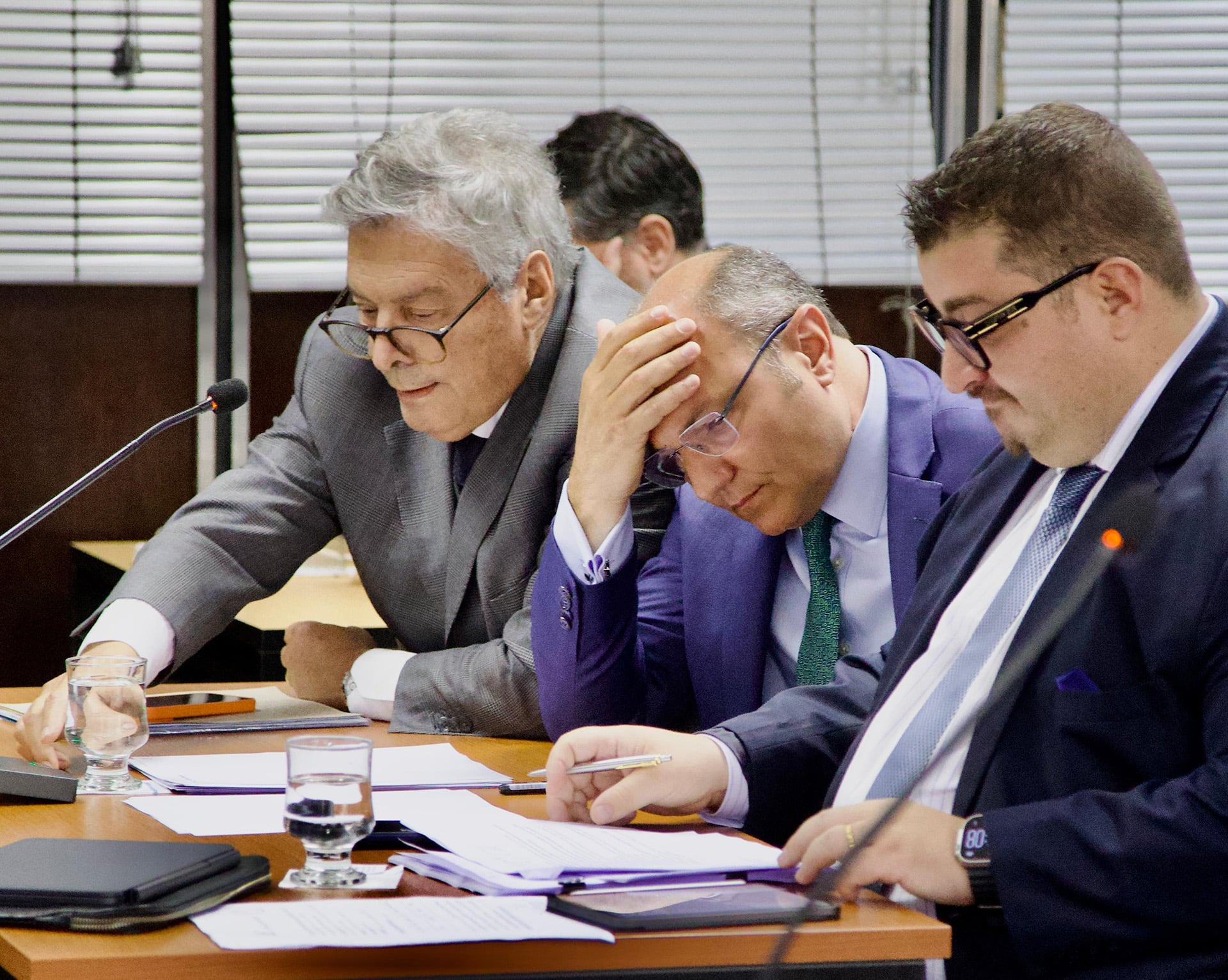 El juez Gastón Salmain junto a sus abogados, José Manuel Ubeira y Yamil Castro Bianchi