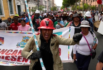 Manifestantes antigubernamentales marchan por Lima, Perú, el miércoles 1 de febrero de 2023. (AP Foto/Martin Mejia)