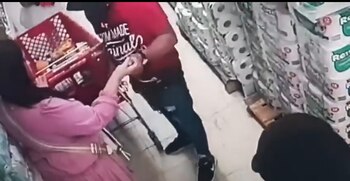 Asalto dentro de supermercado en