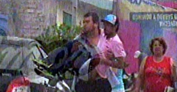 Reimond Manco tuvo que ser cargado al bajar del taxi, ya que había tomado mucho alcohol durante la noche.