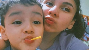 Valentín junto a su mamá,