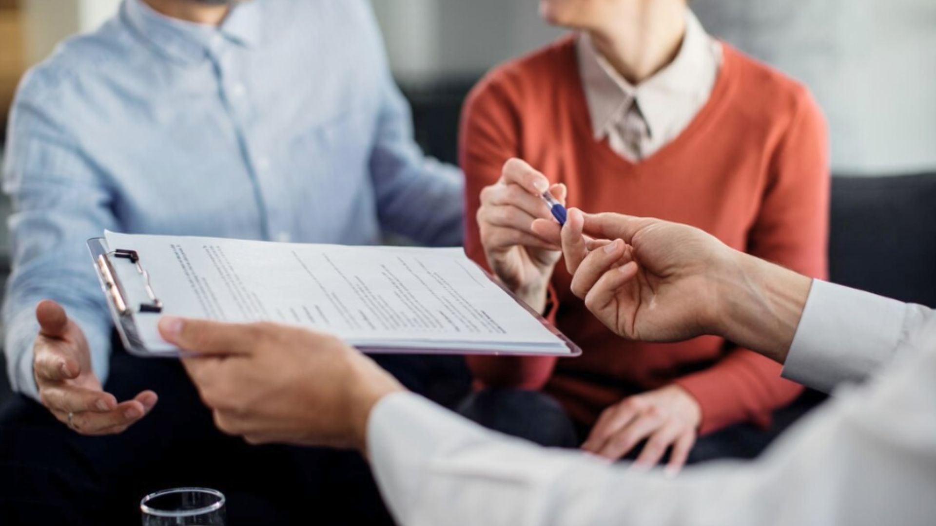 Una familia firma la herencia tras el fallecimiento de un progenitor. (Freepik)