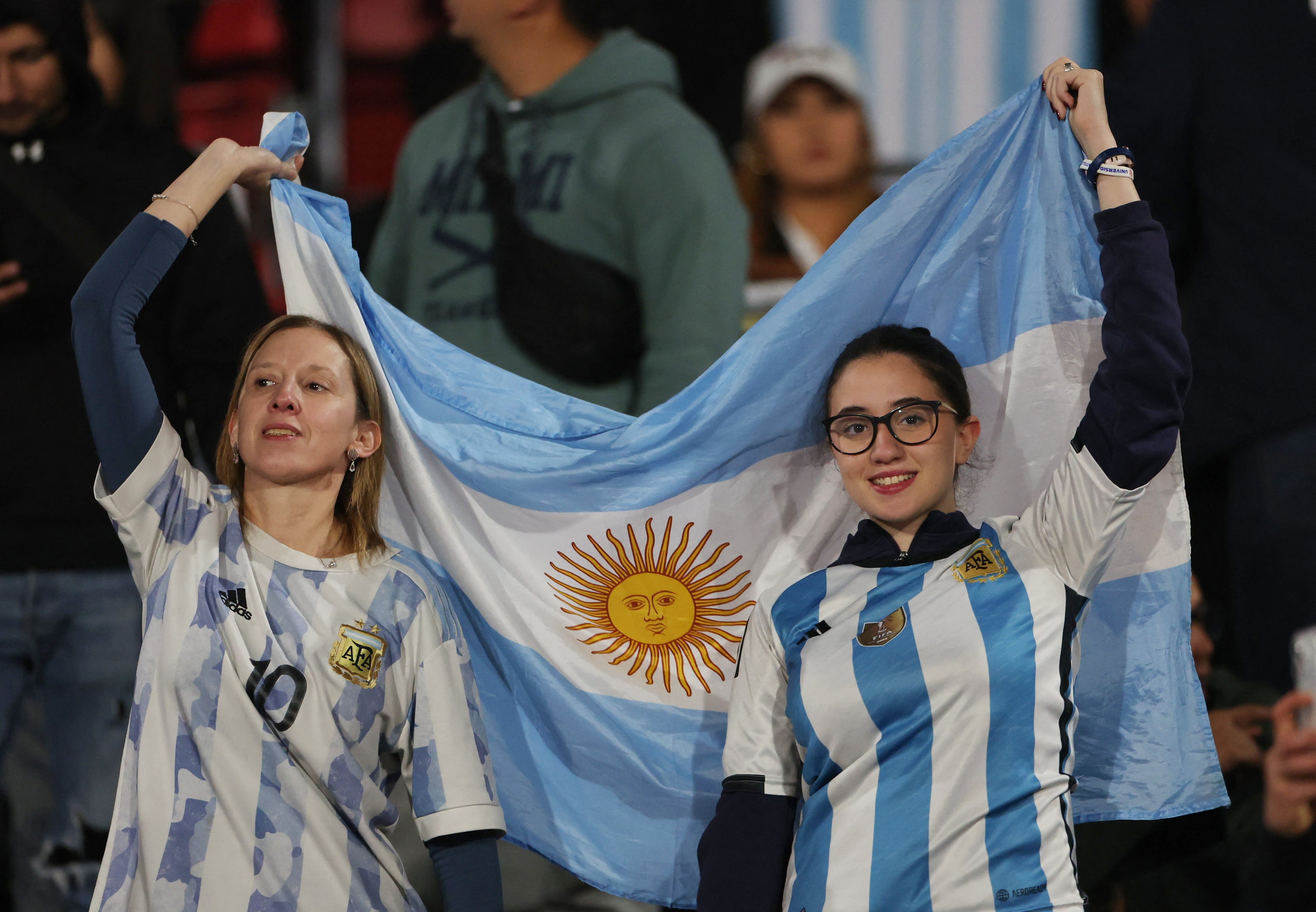 El Estadio Nacional Julio Martinez Pradanos de Santiago de Chile ya cuenta con todo el color de los argentinos (REUTERS/Pablo Sanhueza)