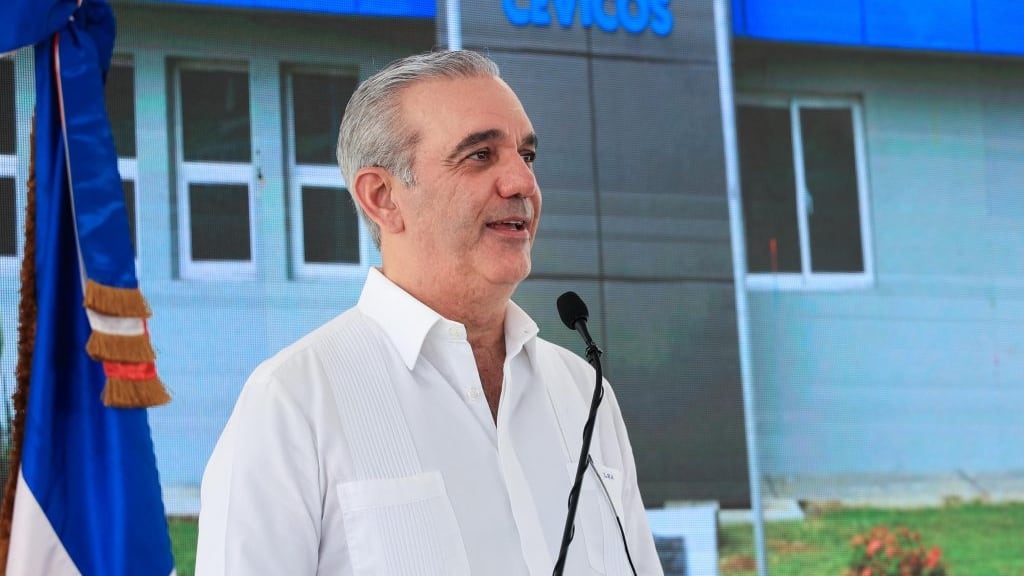 Luis Abinader completa el segundo año de su segundo período constitucional con un 55.5 % de respaldo popular (Cortesía: Servicio Nacional de Salud).