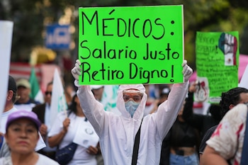 Las peticiones de la base sindical incluyen la contratación de personal médico y el abasto permanente de medicinas. (AP Foto/Eduardo Verdugo)