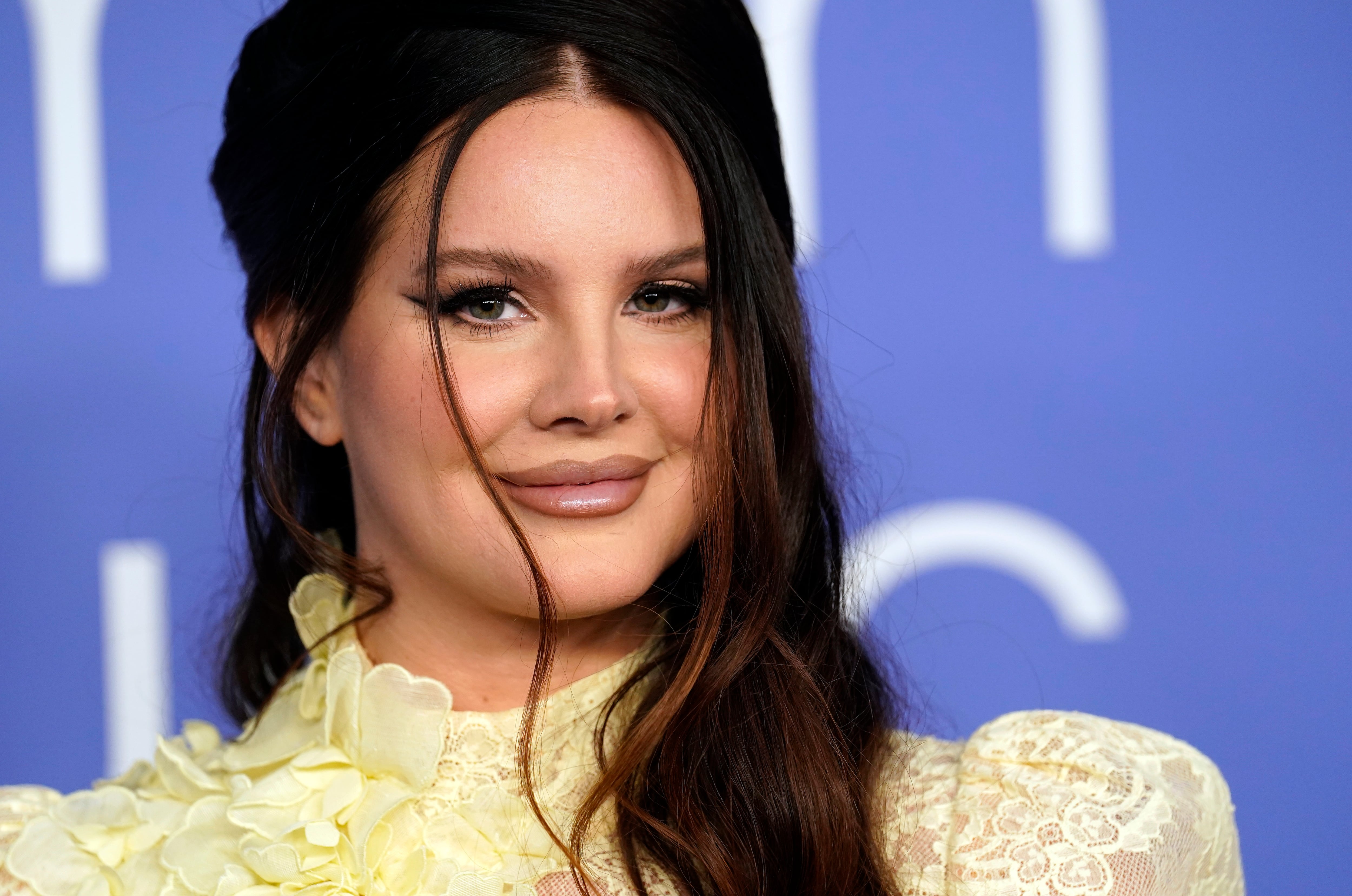 Lana Del Rey ha tenido relaciones notorias, incluyendo su romance con Barrie-James O’Neill, que finalizó en 2014 debido a problemas personales del cantante (AP/Chris Pizzello)
