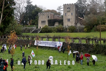 El Pazo de Meirás, el antiguo palacio de verano del dictador español Francisco Franco, durante unas protestas (REUTERS/Miguel Vidal)
