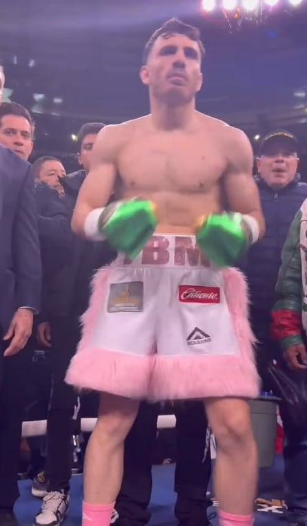 El menor de los Chávez salió al ring acompañado de su padre. (Captura de Video IG Omar Chávez)