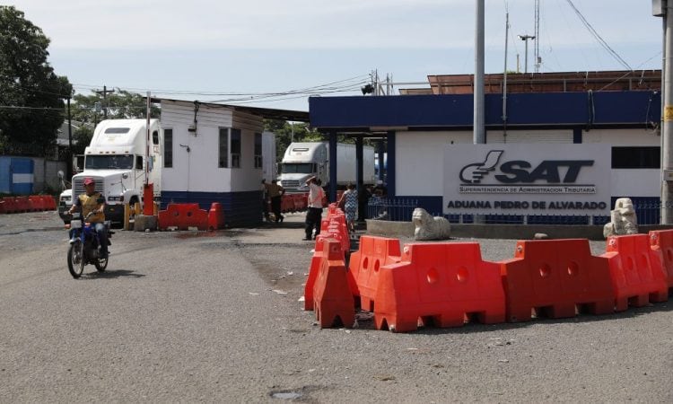 Camiones de carga y particulares transitan frente a las instalaciones de la Aduana Pedro de Alvarado en el puesto de control fronterizo. (Sat Guatemala)