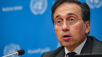 El ministro Albares comenta con