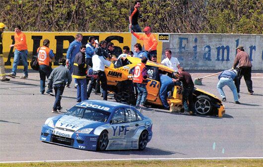 Los auxiliares asisten al coche de Yannantuoni (Archivo Revista Campeones)